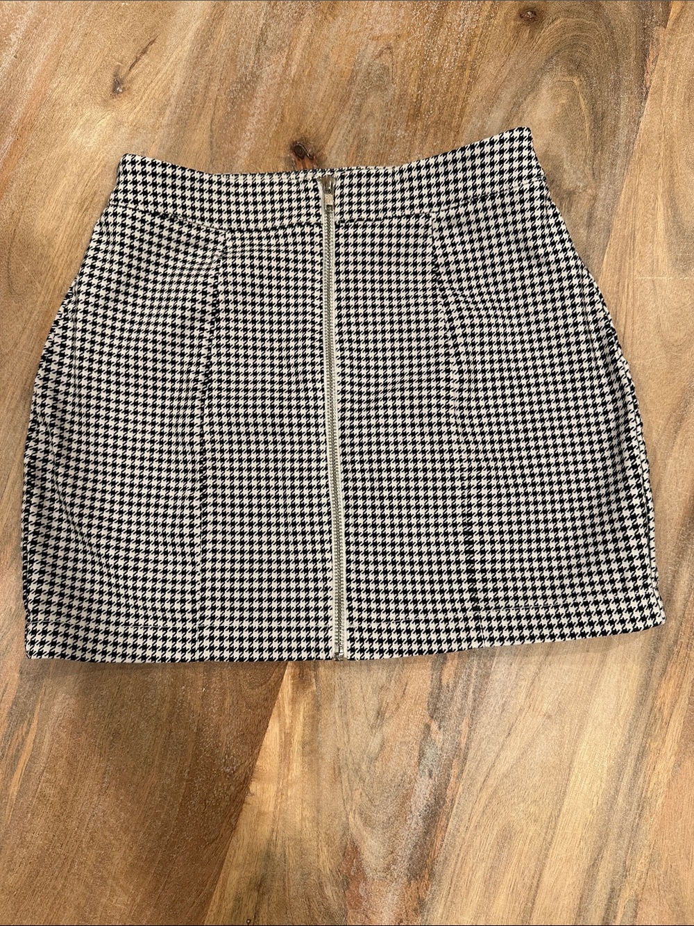 Forever 21 black and white houndstooth mini skirt size small.